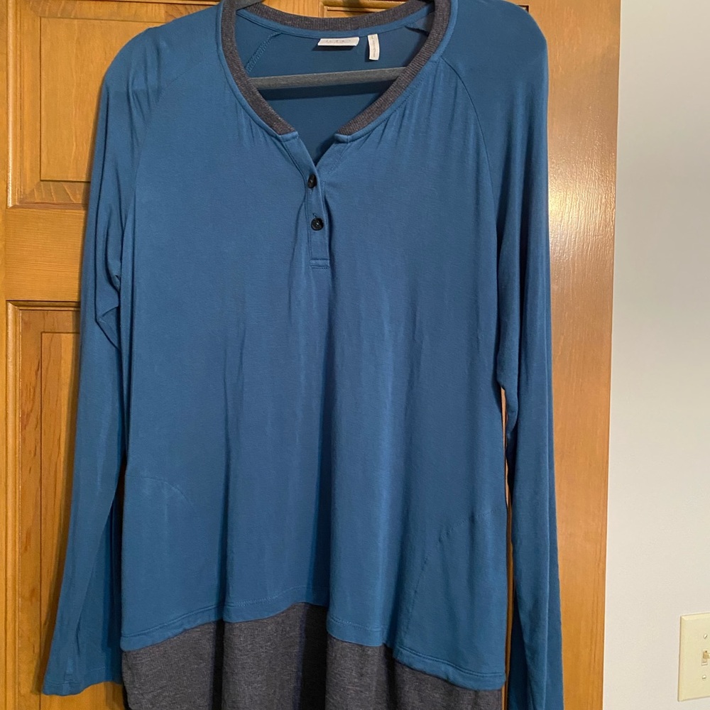 Logo by Lori Goldstein tunic with pockets